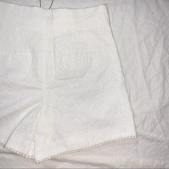 White structured embroidered shorts - Picture 3 of 4
